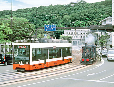伊予鉄道の路面電車と坊ちゃん列車
