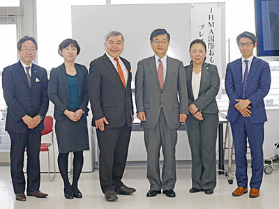 斎藤理事長（中央右）とJHMAメンバー