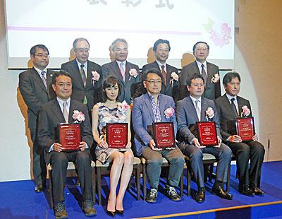 受賞者らが記念撮影