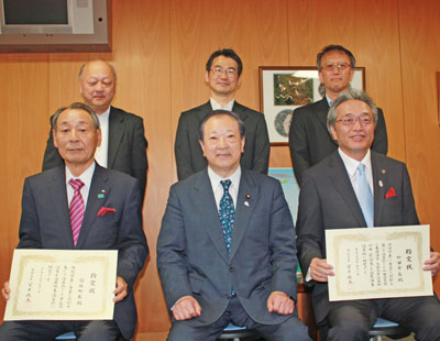（前方）北村副大臣を挟んで、左が山口箱根町長、右が首藤竹田市長