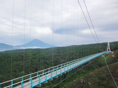 橋上からは富士山や駿河湾の絶景を望む
