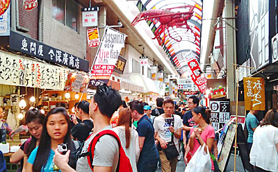 アジア客でにぎわう大阪の黒門市場