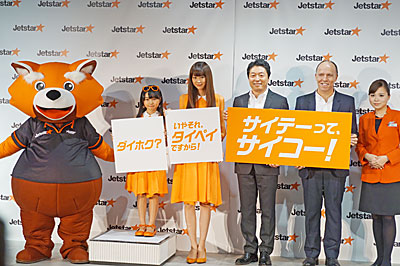 片岡会長（右から3人目）と桐谷さん（中央）ら