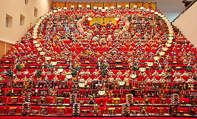 世界の民俗人形博物館「三十段飾り千体の雛祭り」 （昨年のようす）
