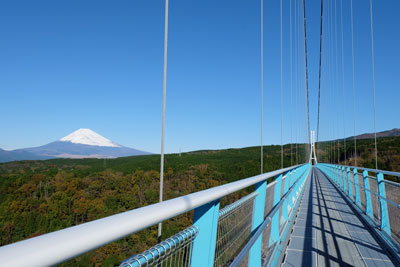 吊り橋からは富士山の絶景を望む