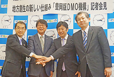 （左から）加藤部長、中貝市長、村瀬社長、桐山社長