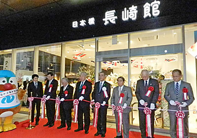 テープカットのようす(右から4人目が中村知事)