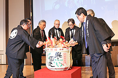 40周年を祝し鏡開きを行った