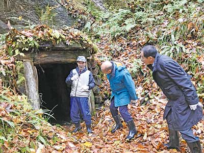 180メートルの坑道探検に出発（谷口銀山）