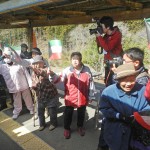 手や旗を振り三陸鉄道の復旧を喜ぶ沿線の住民たち