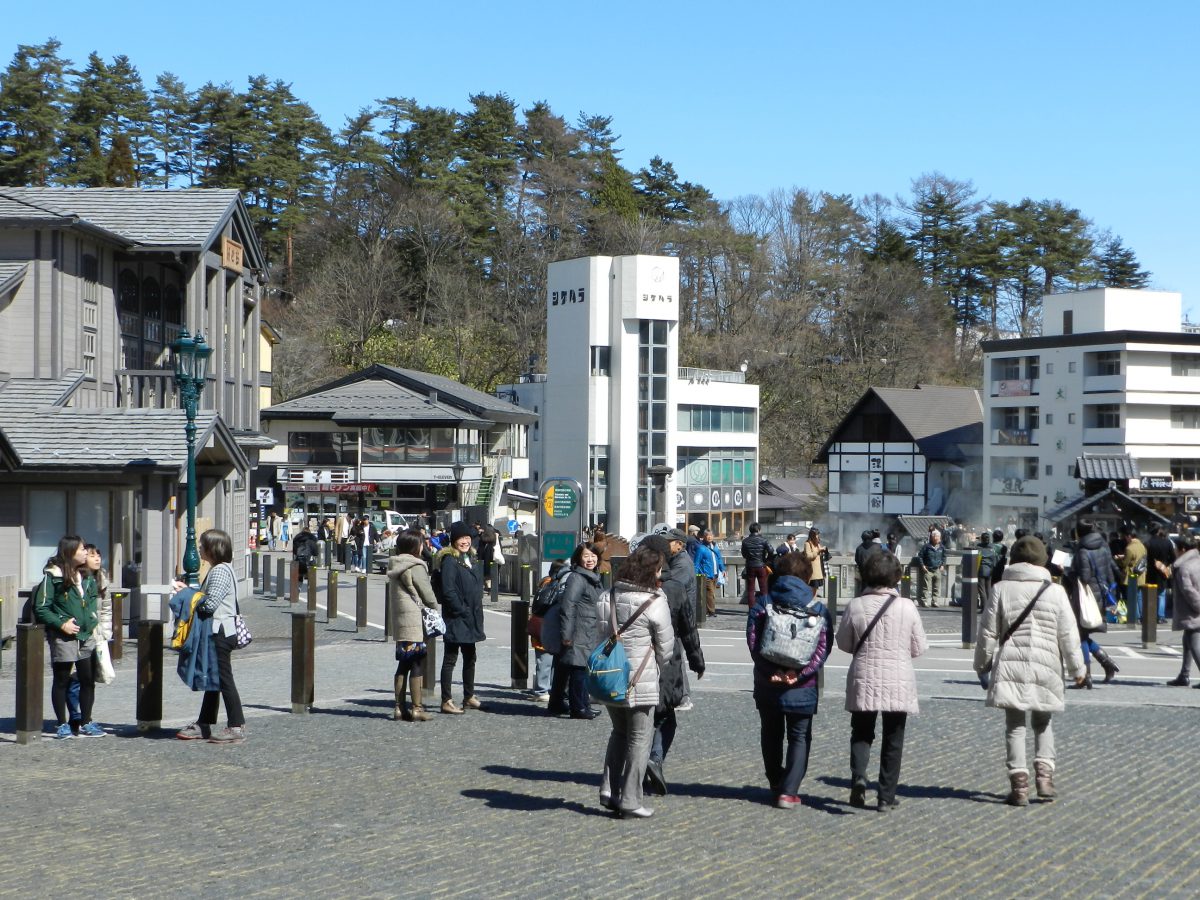 温泉街は変わらぬ賑わい　若者や外国人客に活路　4月から「草津温泉スキー場」に変更（群馬県・草津温泉）
