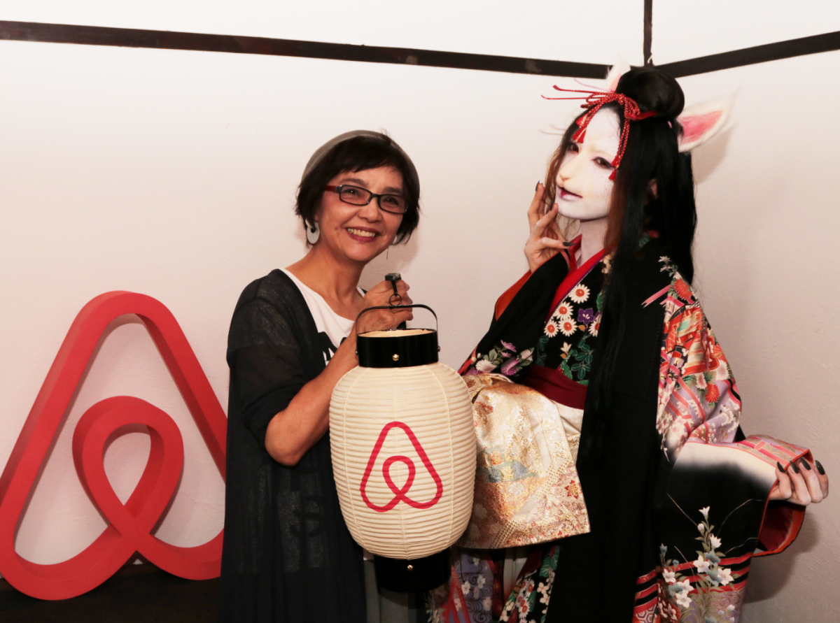 “化け猫”になって写真撮影　エアビー、ハロウィン向け特別イベント開く