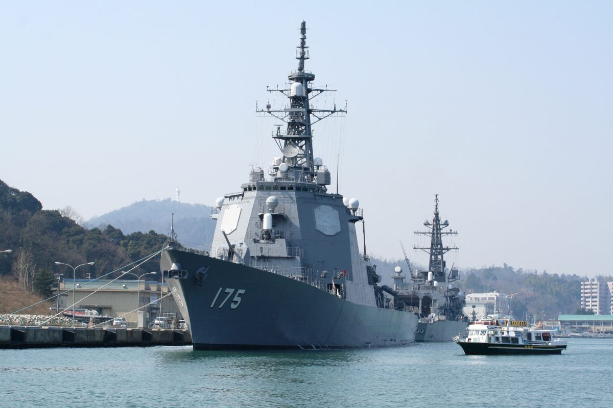 海上自衛隊の艦艇を間近で　舞鶴市、軍港めぐり遊覧船の運航開始