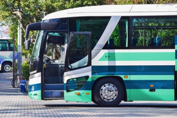 貸切バスの「下限割れ」防止へ　国が手数料記載を義務化