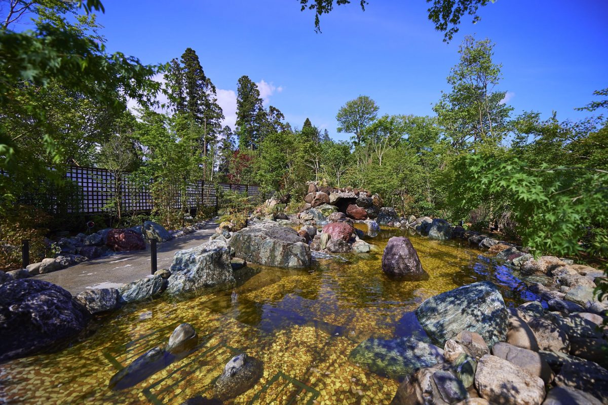 里山森林浴を堪能　日帰り温浴施設「小谷流温泉 森の湯」がオープン