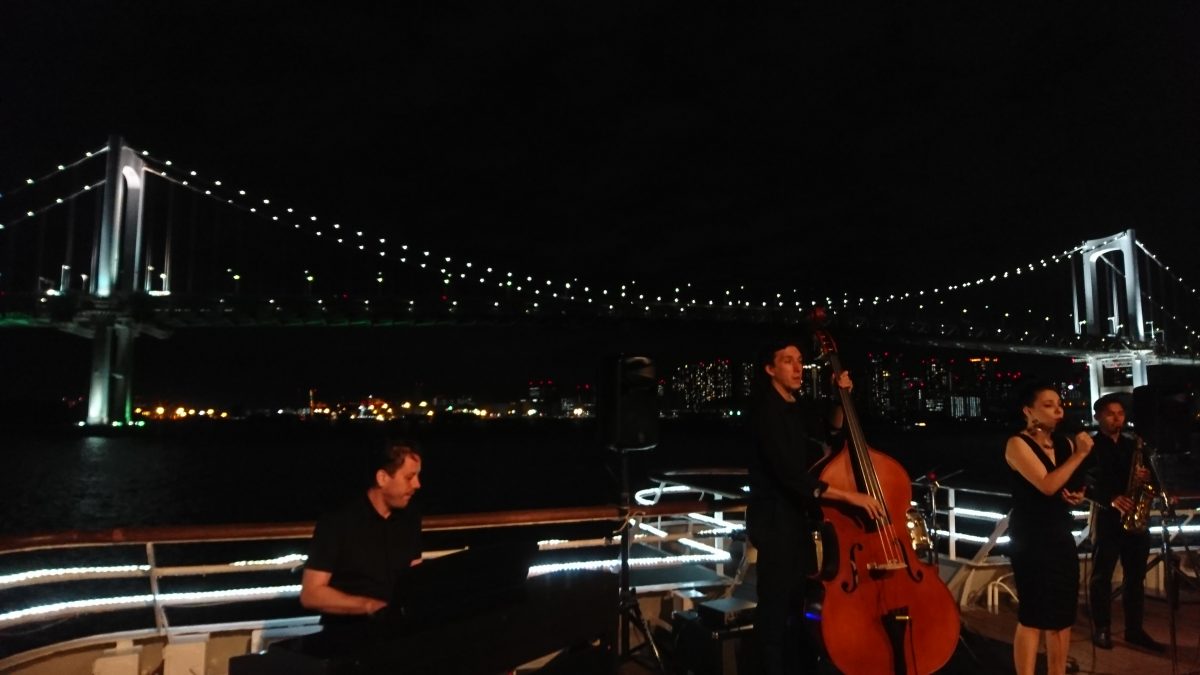 東京湾の夜景をバックにジャズの生演奏　シーライン東京「マンハッタンクルーズ　大人のためのジャズナイト」運航