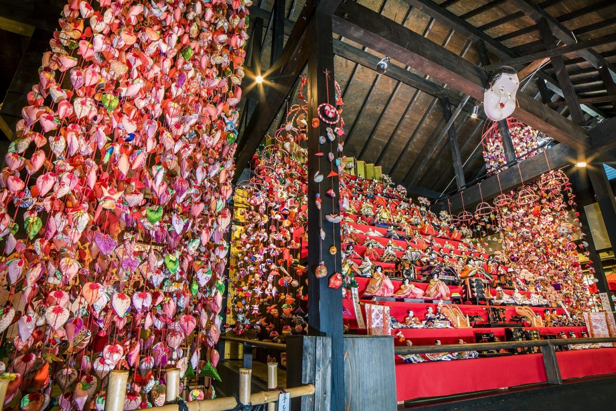 稲取温泉、「雛のつるし飾りまつり」開催 118段のひな人形も