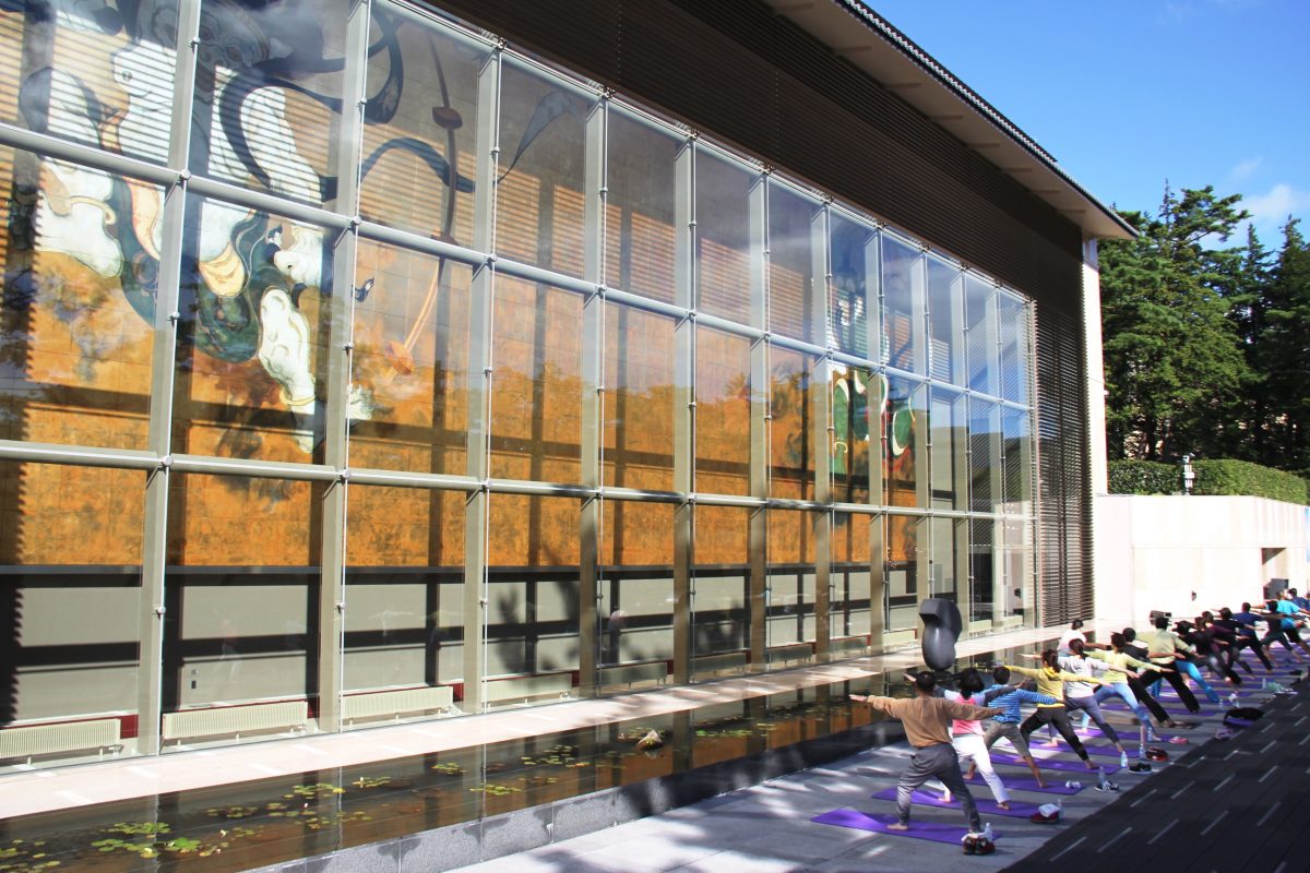 岡田美術館で夏の恒例企画　朝ヨガを開催