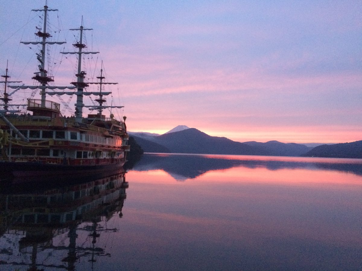 海賊船で「Ｓｕｎｓｅｔ Ｃｒｕｉｓｅ」　「クイーン芦ノ湖」のデッキで、ワインやビールなどを楽しむ