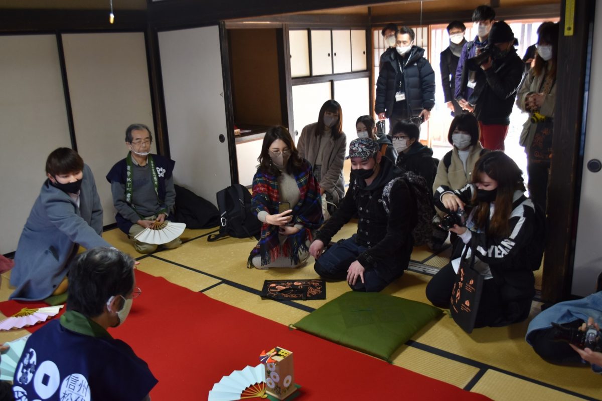 人気インスタグラマーが写真の撮り方を地元学生にレクチャー 長野市で“映える写真”を撮る体験ツアーを実施