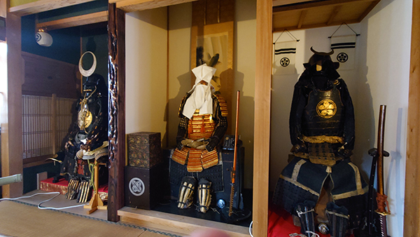 〈観光最前線〉本物の甲冑を身に着けた日