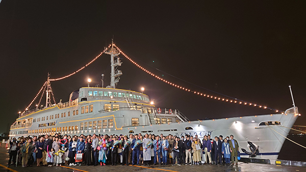 レストラン船「ロイヤルウイング」63年の歴史に幕　200人が船との別れ惜しむ