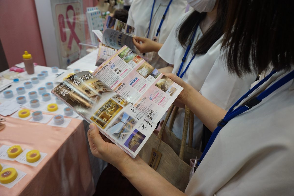 乳癌学会でPR　リボン宿ネット冊子配布