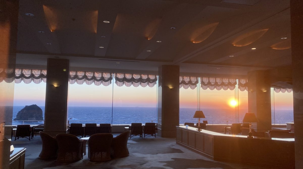 ラウンジで「夕陽の思い出」を　堂ヶ島ニュー銀水が50周年特別企画