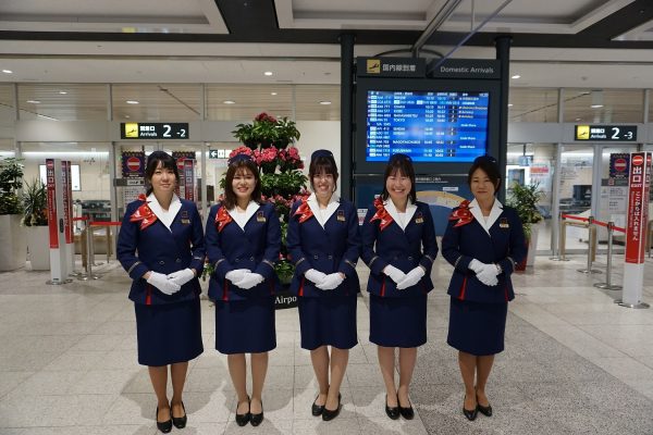 創業60周年記念しバスガイドの制服を初リニューアル プロフェッショナ 