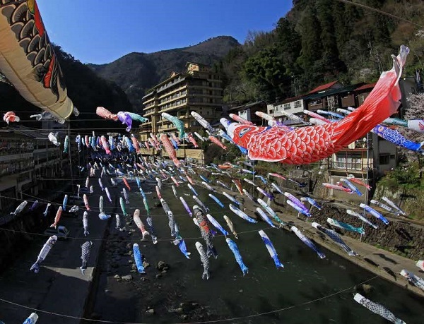 杖立温泉鯉のぼり祭り（5月6日まで）　夜間は幻想的なライトアップも
