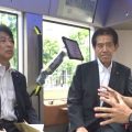バス車内で説明を聞く（左から）日本バス協会の清水一郎会長、自民党の田村憲久政調会長代行、自民党バス議員連盟の逢沢一郎会長