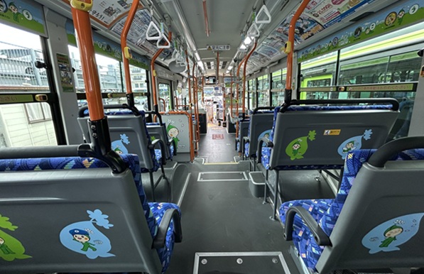 板橋区の路線バスを「りんりんちゃん」で車内装飾　国際興業、区内路線の活性化を