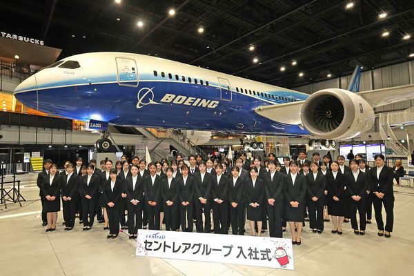 セントレアG入社式、新入社員は70人　航空券模した辞令書交付