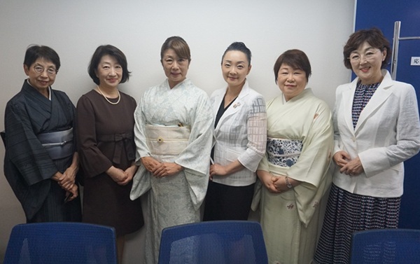 「やまがた女将会」女将6人が旅行新聞を訪問
